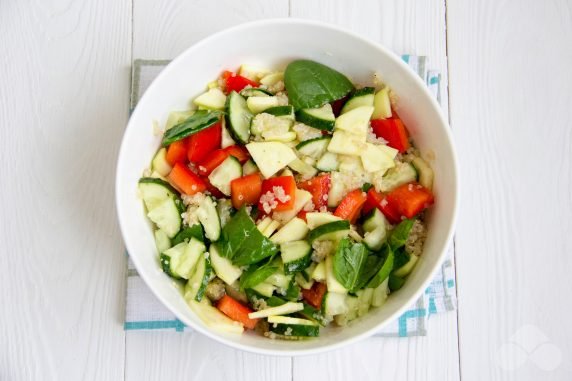 Салат со свежими овощами и киноа – фото приготовления рецепта, шаг 3