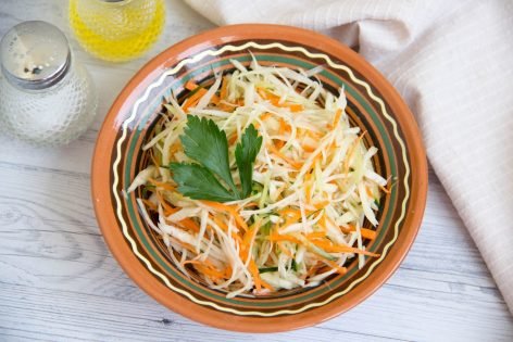 Быстрый салат из капусты, моркови и огурца