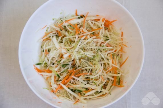 Быстрый салат из капусты, моркови и огурца – фото приготовления рецепта, шаг 2