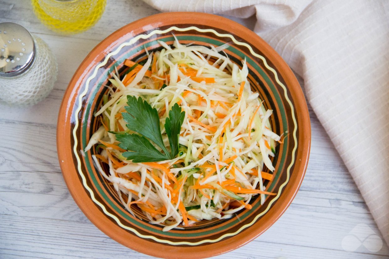 Салат с капустой, морковью, яблоками и огурцами рецепт – Салаты. «Еда»