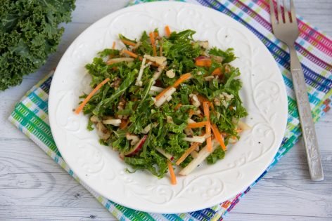 Салат из кудрявой капусты, яблок и моркови