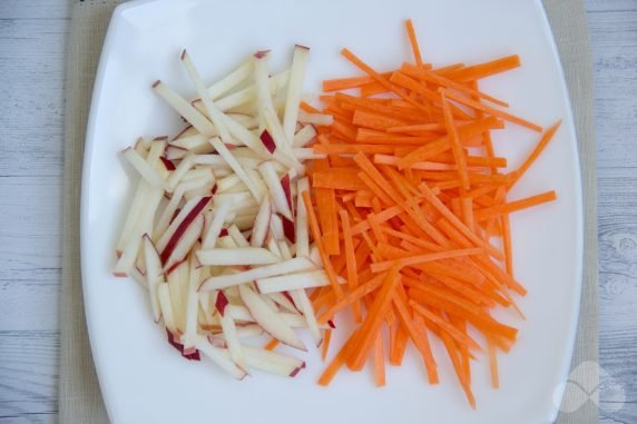 Салат из кудрявой капусты, яблок и моркови – фото приготовления рецепта, шаг 2