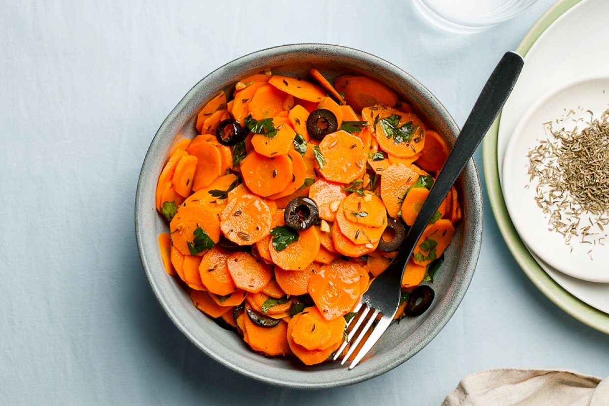 Салат из моркови с петрушкой и маслинами