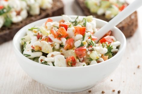 Салат с овощами, зернистым творогом и йогуртом