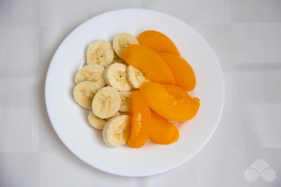 Салат с клубникой, бананами и персиками – фото приготовления рецепта, шаг 2