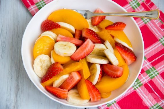 Салат с клубникой, бананами и персиками – фото приготовления рецепта, шаг 3
