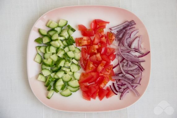 Салат с нутом, овощами и фетой – фото приготовления рецепта, шаг 2