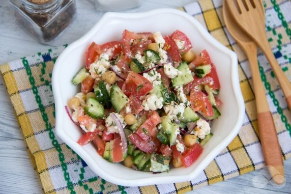 Салат с нутом, овощами и фетой – фото приготовления рецепта, шаг 4