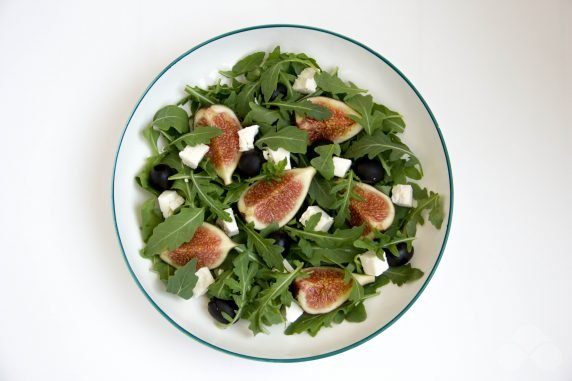 Салат с инжиром и фетой – фото приготовления рецепта, шаг 3