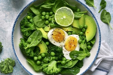 Зеленый салат с брокколи и яйцом