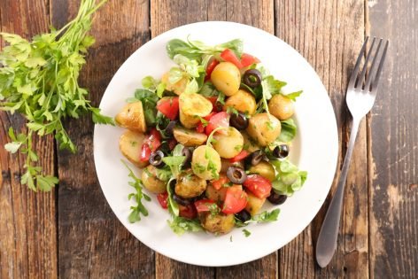 Салат с картофелем, помидорами и маслинами