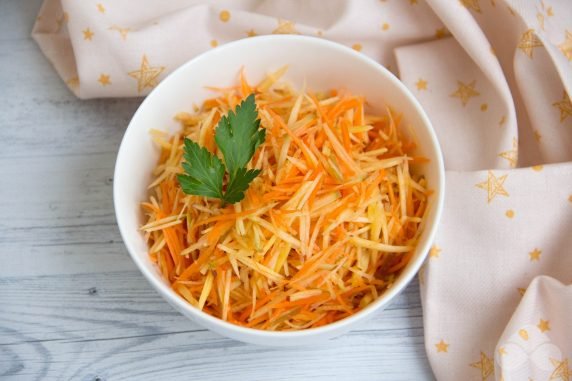 Салат с репой, морковью и яблоком – фото приготовления рецепта, шаг 3