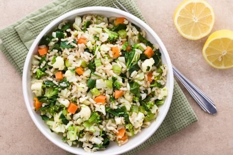 Салат с рисом и паровыми овощами