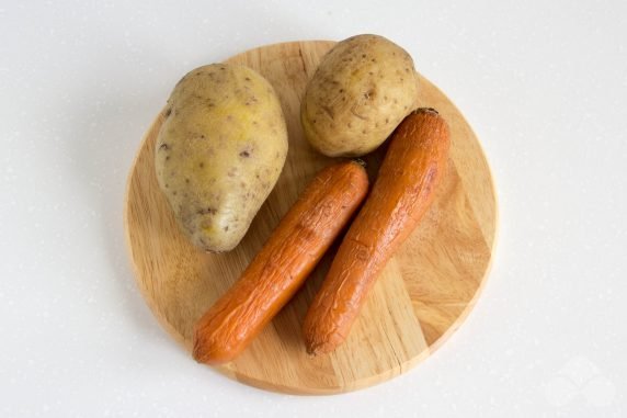 Салат с картофелем, морковью и зеленым горошком – фото приготовления рецепта, шаг 1