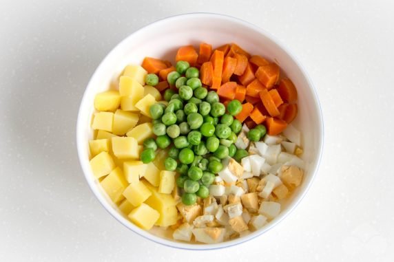 Салат с картофелем, морковью и зеленым горошком – фото приготовления рецепта, шаг 3
