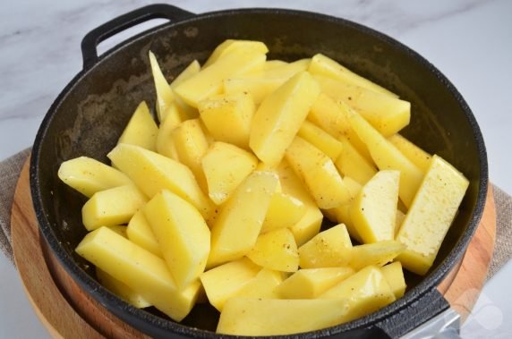 Картошка по-деревенски на сковороде – фото приготовления рецепта, шаг 2