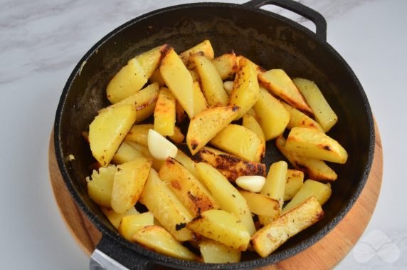 Картошка по-деревенски на сковороде – фото приготовления рецепта, шаг 3