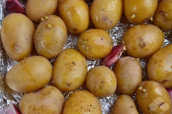 Молодой картофель по-деревенски – фото приготовления рецепта, шаг 5