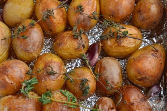 Молодой картофель по-деревенски – фото приготовления рецепта, шаг 6