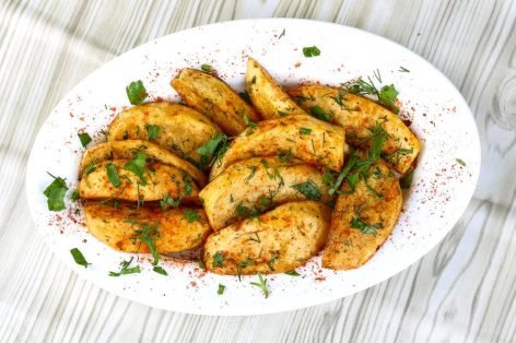 Картофель по-деревенски с острым перцем и зеленью
