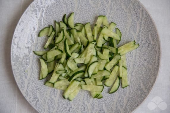 Салат из пекинской капусты, огурцами и горошком – фото приготовления рецепта, шаг 2