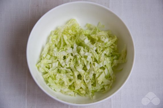 Салат из пекинской капусты, огурцами и горошком – фото приготовления рецепта, шаг 4