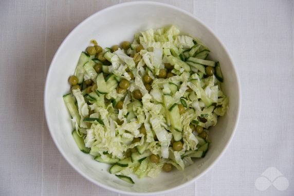 Салат з пекінської капусти, огірками та горошком – фото приготування рецепту, крок 5