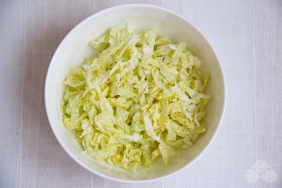 Свежий салат с пекинской капустой и редиской – фото приготовления рецепта, шаг 1