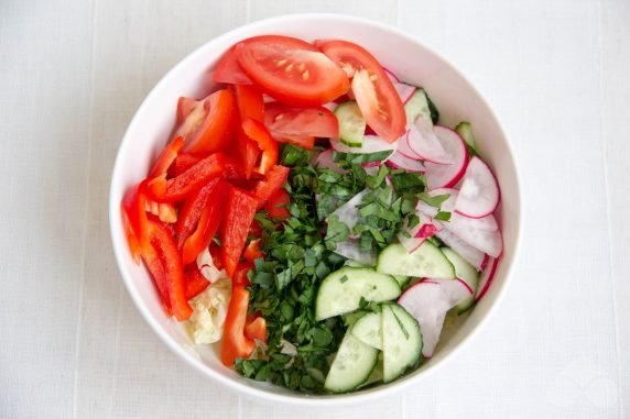 Свежий салат с пекинской капустой и редиской – фото приготовления рецепта, шаг 3