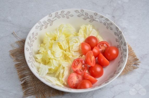 Салат из пекинской капусты, курицы и помидоров черри – фото приготовления рецепта, шаг 4