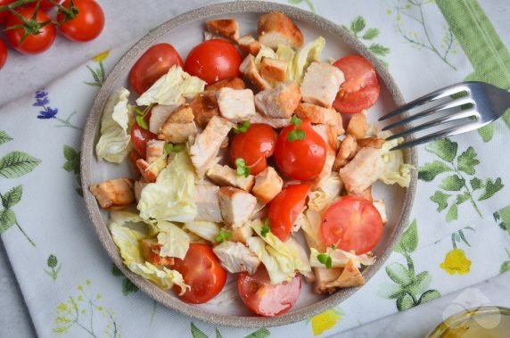 Салат из пекинской капусты, курицы и помидоров черри – фото приготовления рецепта, шаг 7