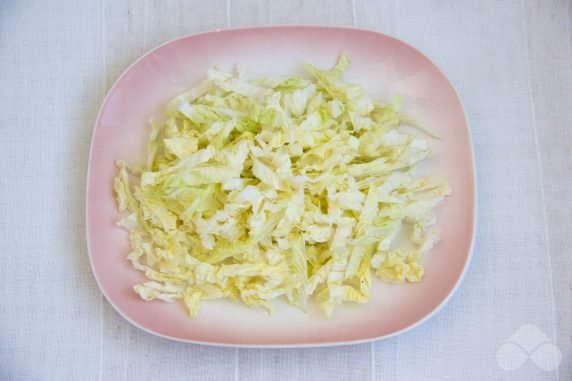 Витаминный салат из пекинской капусты и морковки – фото приготовления рецепта, шаг 2