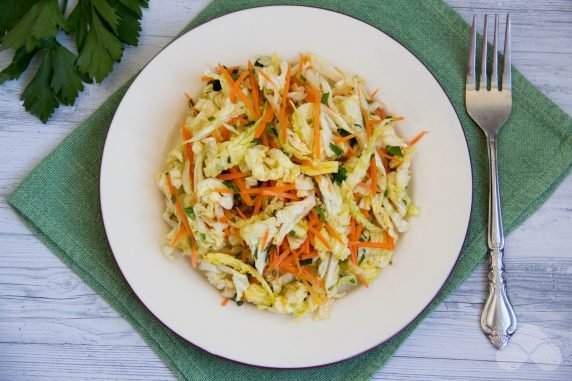Витаминный салат из пекинской капусты и морковки – фото приготовления рецепта, шаг 6