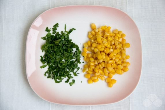 Салат из пекинской капусты, кукурузы и крабовых палочек – фото приготовления рецепта, шаг 3