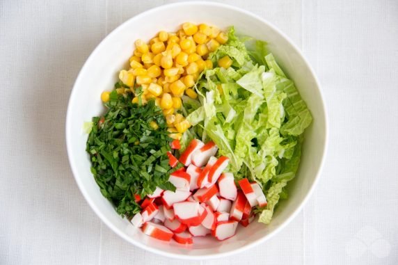 Салат из пекинской капусты, кукурузы и крабовых палочек – фото приготовления рецепта, шаг 4