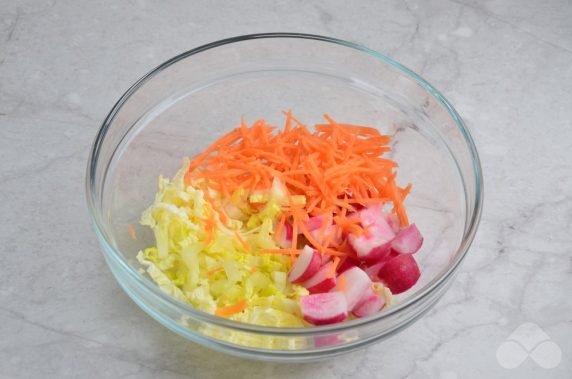 Салат из пекинской капусты с болгарским перцем и морковью – фото приготовления рецепта, шаг 2