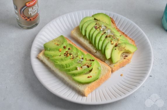 Бутерброды с авокадо и чили – фото приготовления рецепта, шаг 2