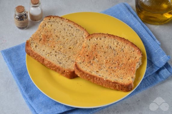 Горячие бутерброды с беконом и солеными огурцами – фото приготовления рецепта, шаг 1