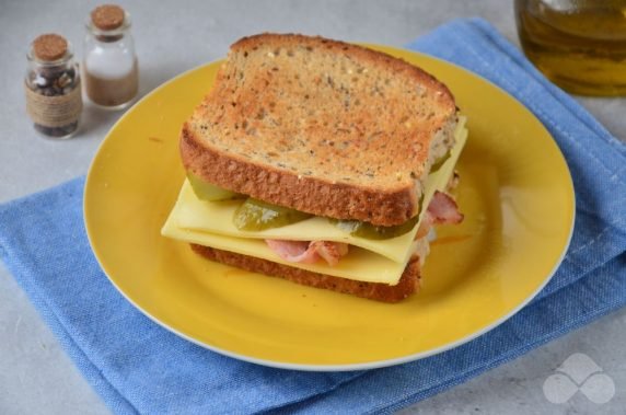 Горячие бутерброды с беконом и солеными огурцами – фото приготовления рецепта, шаг 3