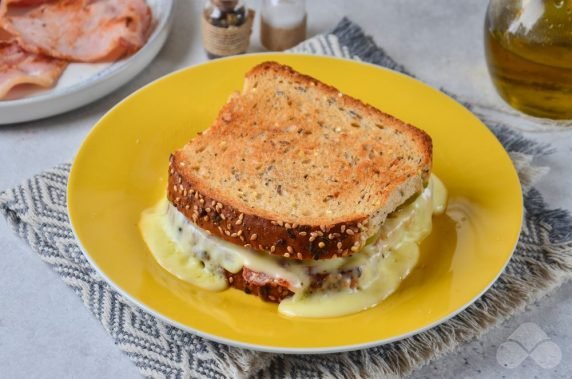 Горячие бутерброды с беконом и солеными огурцами – фото приготовления рецепта, шаг 4
