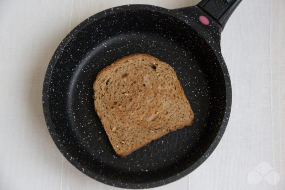 Бутерброды с тунцом и солеными огурцами – фото приготовления рецепта, шаг 2