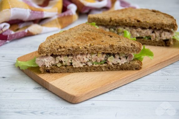 Бутерброды с тунцом и солеными огурцами – фото приготовления рецепта, шаг 3