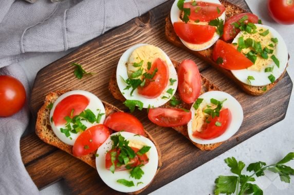 Бутерброды с яйцом и помидорами – фото приготовления рецепта, шаг 4