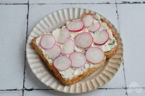 Бутерброды с редисом и зеленью – фото приготовления рецепта, шаг 2