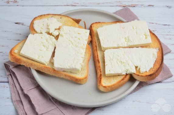 Бутерброды с сыром и ягодами – фото приготовления рецепта, шаг 1