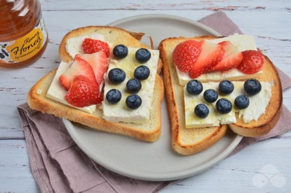 Бутерброды с сыром и ягодами – фото приготовления рецепта, шаг 2