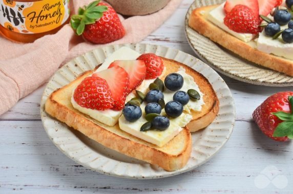 Бутерброды с сыром и ягодами – фото приготовления рецепта, шаг 3
