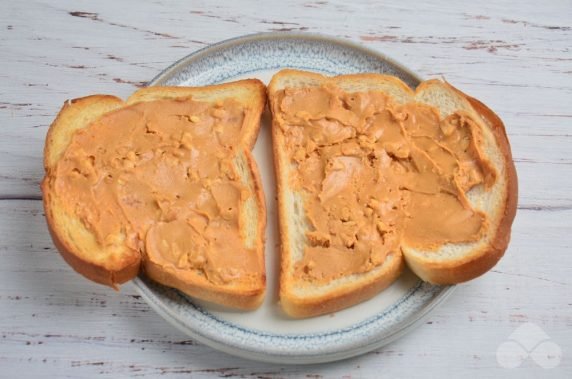 Бутерброды с клубникой и ореховым маслом – фото приготовления рецепта, шаг 1