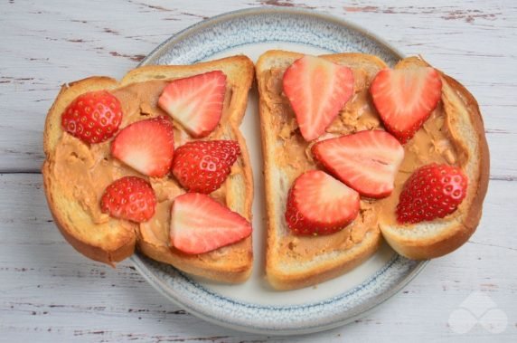 Бутерброды с клубникой и ореховым маслом – фото приготовления рецепта, шаг 2
