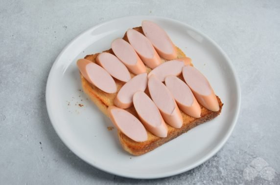 Горячие бутерброды с сосисками и сыром – фото приготовления рецепта, шаг 2